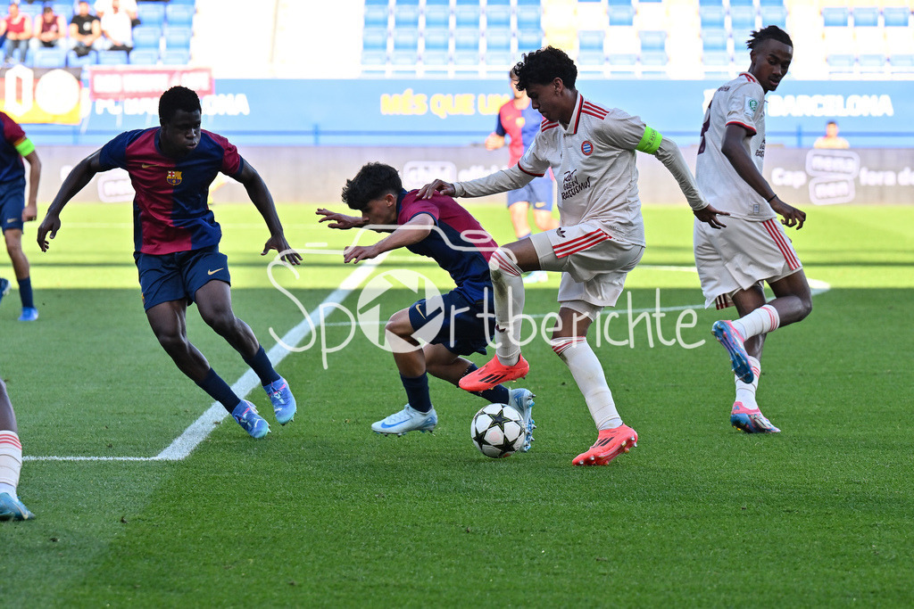 FC Barcelona U19 - FC Bayern München U19 | Adam AZNOU (FCB #3) im Duell am gegnerischen Strafraum / UEFA Youth League: FC Barcelona U19 - FC Bayern München U19, Estadi Johan Cruyff am am 23.10.2024