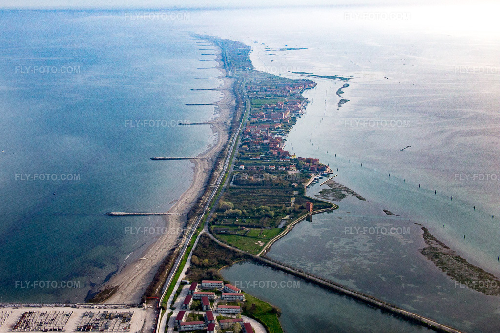 Aerial view: View of the town in Santa Maria del Mare in the state Veneto, Italy. – Photo: IMG_087538.jpg taken on 04/06/2016 by Werner Riehm/FLY-FOTO.com – Resolution of the original: 4923 x 3282 px