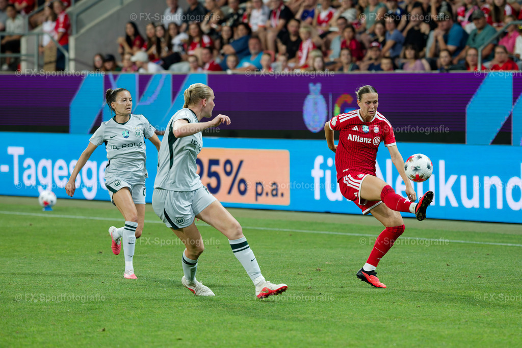 Supercup-Frauen-Bayern-Muenchen-vs-VfL-Wolfsburg 095 | Sportfotos und Eventgalerien von FX-Sportfotografie. Bilder von Fußball, Vereinsveranstaltungen und Events direkt ansehen und als Download bestellen. - Realisiert mit Pictrs.com
