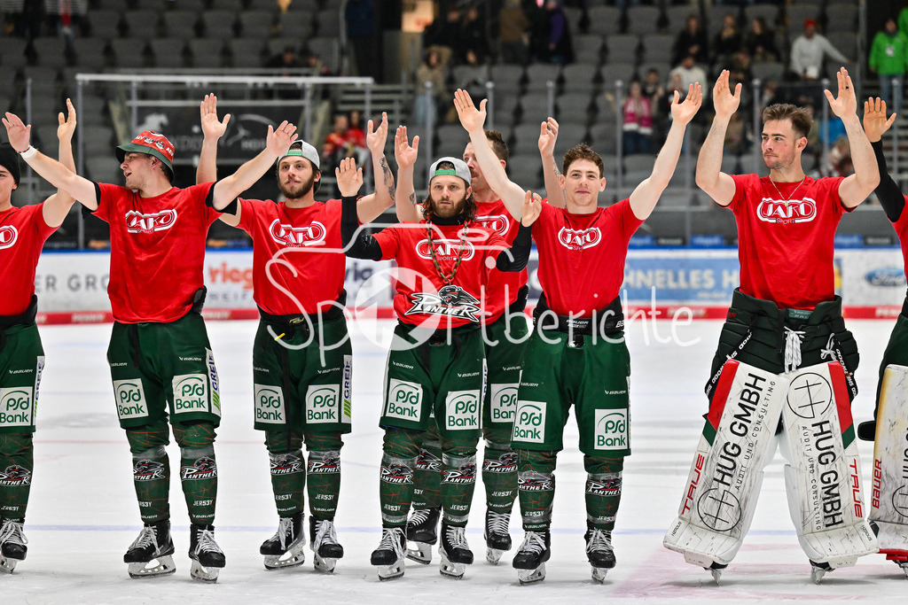 Augsburger Panther - Löwen Frankfurt | Die Spieler der Augsburger Panther feiern zusammen mit den Fans den Heimsieg gegen Frankfurt - Alexander BLANK (Augsburger Panther 26), Riley DAMIANI (Augsburger Panther 19), Anthony LOUIS (Augsburger Panther 18), Kyle MAYHEW (Augsburger Panther 27), Peyton JONES (Augsburger Panther 41) - beim match zwischen den Augsburger Panthern und den Löwen Frankfurt am 8. Spieltag der Penny DEL im Curt Frenzel Stadion am 19.10.2025