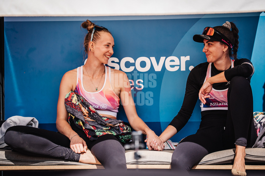 Beachvolleyball | Frauen | Allianz German Beach Tour 2025 | Tourstop Berlin | 23.08.2025 | v.l. Tabea Schwarz und Lisa-Sophie Kotzan auf der Spielerbank