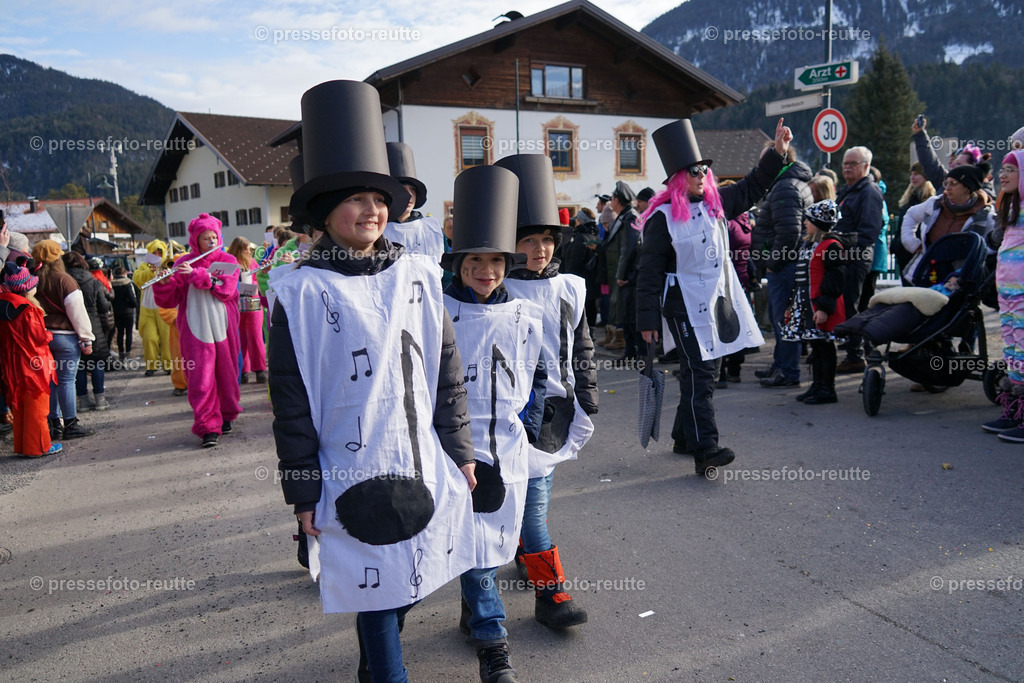 news-2023-Feb11-Fasching-Weissenbach-DSC01796 | Info aus dem Bezirk Reutte/Ausserfern Tirol sowie eine umfangreiche Bilddatenbank über die gesamte Region: Lechtal, Talkessel Reutte, Tannheimertal, Zwischentoren. Lech, Plansee, Zugspitze, Grenztunnel, B179, Fernpassstraße, Verkehr, Lawinen, Tradition, - Realisiert mit Pictrs.com