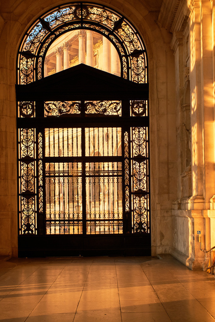 Lichtspiel im Eingang zur Neuen Burg | Wien, Austria - July 04, 2019: Lichtspiel im Eingang zur Neuen Burg. - Realisiert mit Pictrs.com