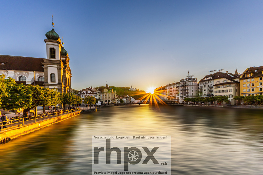 Jesuitenkirche Luzern bei Sonnenuntergang | Stimmungsvolle Fotokunst aus Luzern. Erlebe den Pilatus, den See und die Stadt Luzern in exklusiven Aufnahmen in der Fotogalerie & Shop. - Realisiert mit Pictrs.com