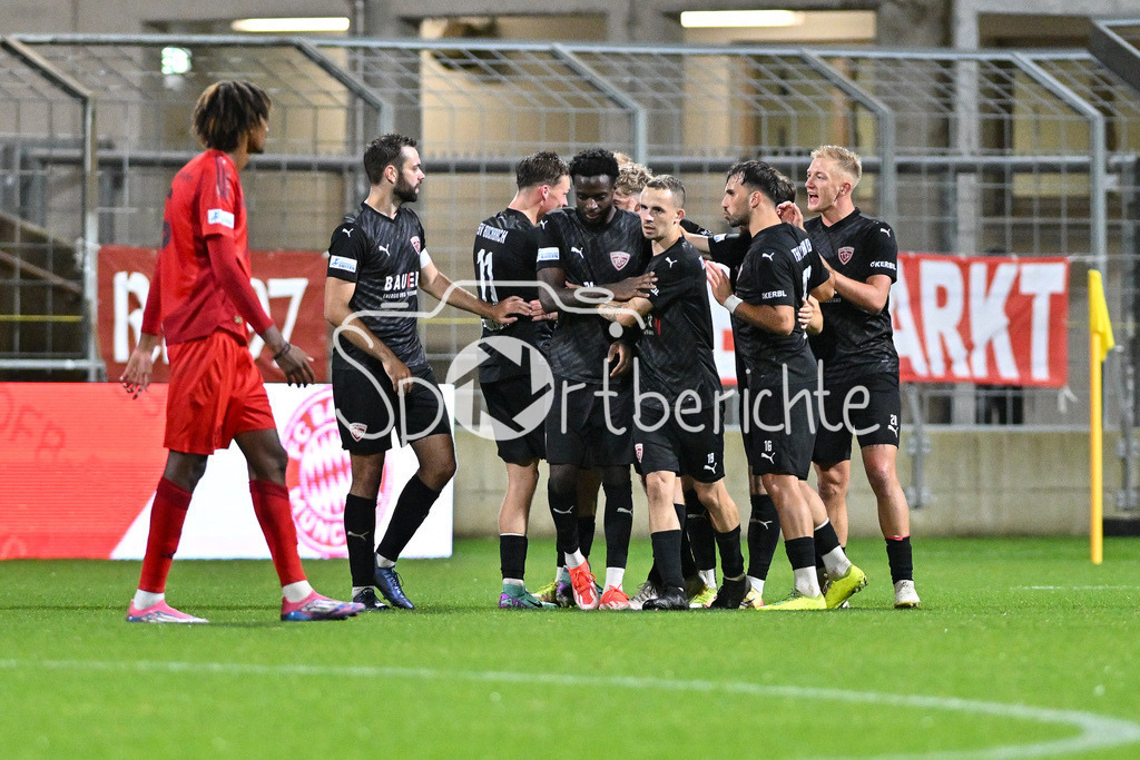 FC Bayern Amateure - TSV Buchbach | Jubel nach dem Treffer zum 2-2 der Gaeste / Freude / Happy / Tor / Torschuezte / Regionalliga Bayern: FC Bayern München II - TSV Buchbach, Gruenwalder Stadion am 27.09.2024