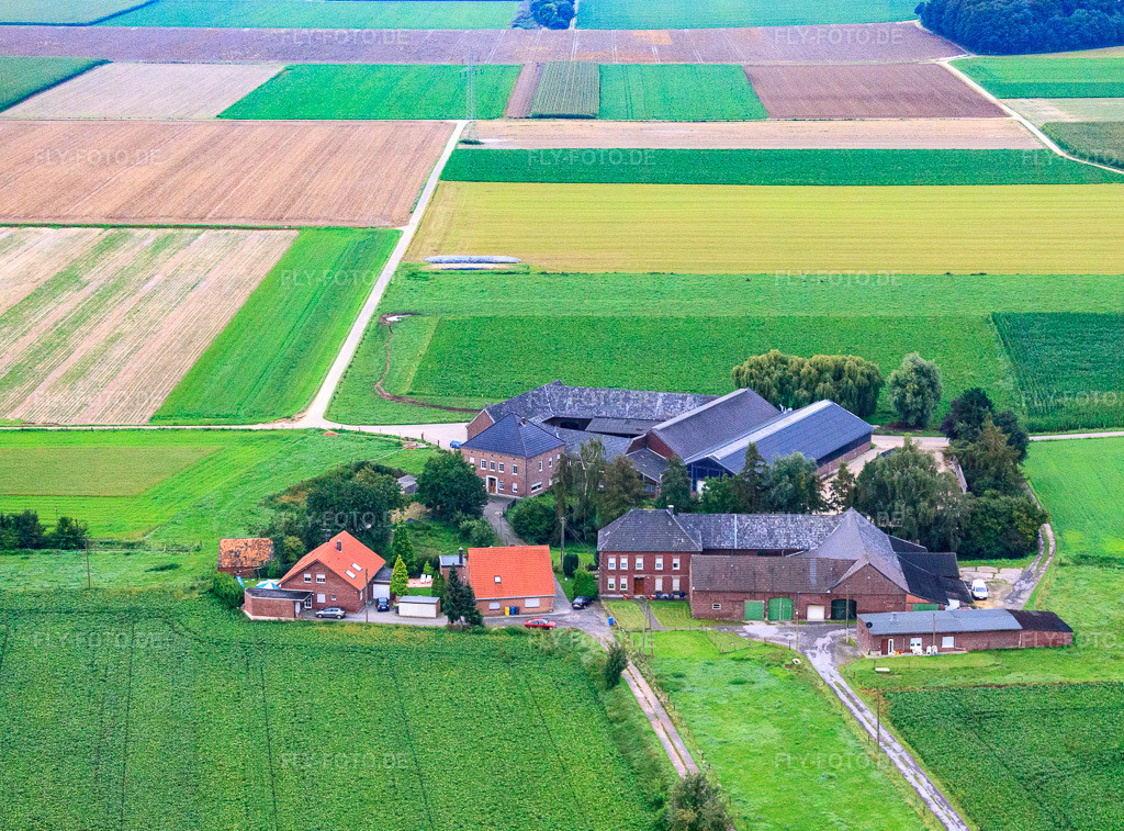 Luftbild: Gehöft Landwehr in Grefrath im Bundesland Nordrhein-Westfalen in Deutschland. – Foto: IMG_44797.jpg vom 21.08.2011 durch Werner Riehm/FLY-FOTO.de – Auflösung des Originals: 4093 x 3024 px