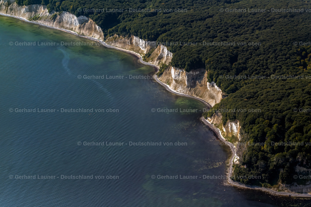 4061396 | SASSNITZ 08.09.2021 Blick auf die Kreideküste im Nationalpark Jasmund bei Sassnitz auf der Insel Rügen in Mecklenburg-Vorpommern. Der markante Felsvorsprung Königsstuhl befindet sich in der Umgebung der Stubbenkammer in dem seit 1990 bestehenden Nationalpark am Ufer zur Ostsee mit einem Buchenwald, der teilweise zum UNESCO-Welterbe gehört. // View of the chalk cliff coast in the National Park Jasmund near Sassnitz on the island Ruegen in Mecklenburg-West Pomerania. Foto: Gerhard Launer