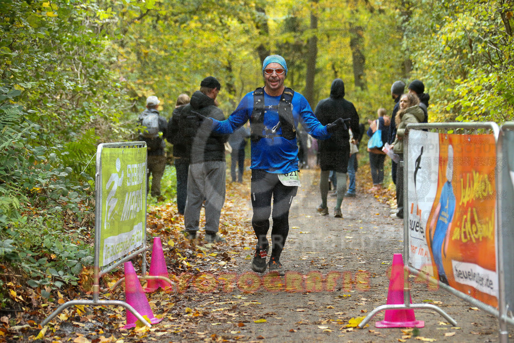 251026_1334_EX1_3665 | Sportfotografie im Rhein-Sieg Kreis, Köln, Bonn, NRW, Rheinland Pfalz, Hessen, etc. Unser Tätigkeitsfeld umfasst den Laufsport vom Volkslauf über den Marathon, Duathlon, Triathon bis zum Ultralauf wie Kölnpfad Ultra oder Schindertrail.