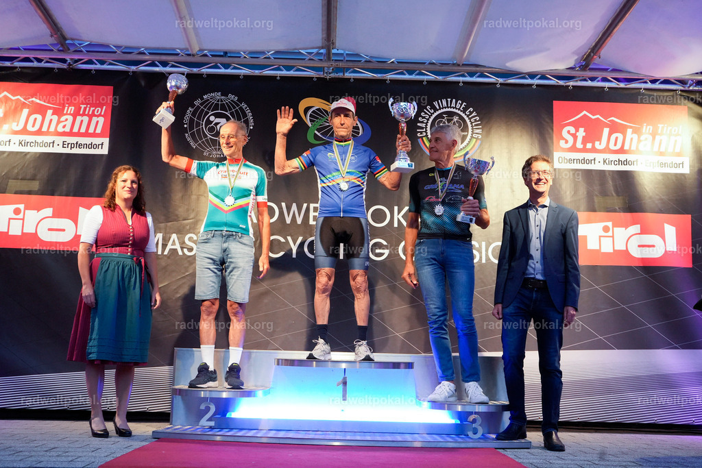1268_20230817_Bewerb_Maenner_Muehlanger | AUT - OESTERREICH, 2023-08-16: SPORT RENNRAD-FAHREN - 55. INTERNATIONALER RADWELTPOKAL IN ST. JOHANN IN TIROL  - Vintage-Radrennen mit WM-Bronze-Medaillen-Siegerin Christina Schweinberger, den Teilnehmer und Alexander Baumann (vom Orginastions-Team) - TAG 2 BEWERB MAENNER IN SECHS GRUPPEN  ; Foto: Roland Muehlanger