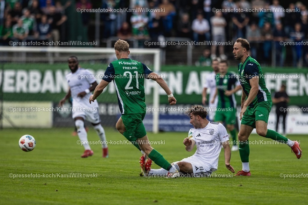 xKWI02082501040 | 02.08.2025, xkwix, Fußball, Regionalliga West, FC Gütersloh - 1. FC Bocholt, Ohlendorf Stadion im Heidewald: Luis Frieling ( FC Gütersloh #21 ) im Zweikampf gegen Maximilian Adamski (1.FC Bocholt #11) und Julius Langfeld ( FC Gütersloh #10 ) 