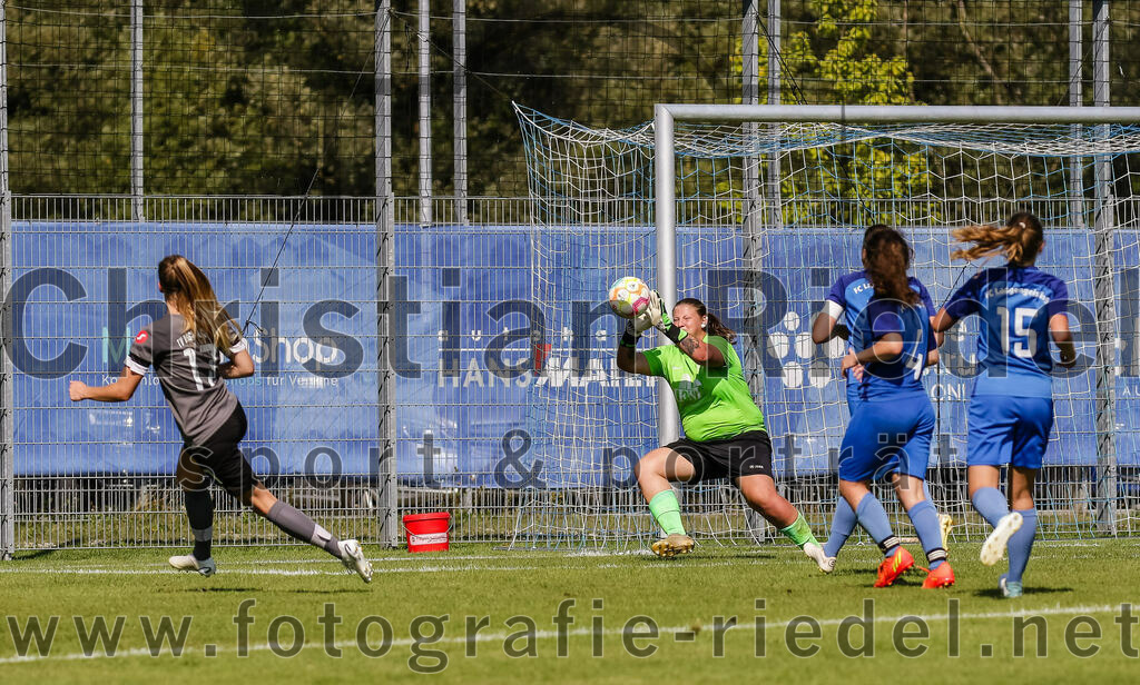 2023-09-09_110_FC_Langengeisling_gegen_TV_1864_Altoetting | Erding, Deutschland, 09.09.2023:
Fußball, Bezirksoberliga 2023 / 2024, 2. Spieltag, FC Langengeisling gegen TV 1864 Altötting, Endergebnis: 2:3

Sandra Utzschmid (TV 1864 Altötting, #17), Torwart Isabell Losleben (FC Langengeisling, #1), Carina Sedlmeier (FC Langengeisling, #19), Monika Bichlmaier (FC Langengeisling, #4), Rebecca Hawkins (FC Langengeisling, #15)

Foto: Christian Riedel / fotografie-riedel.net