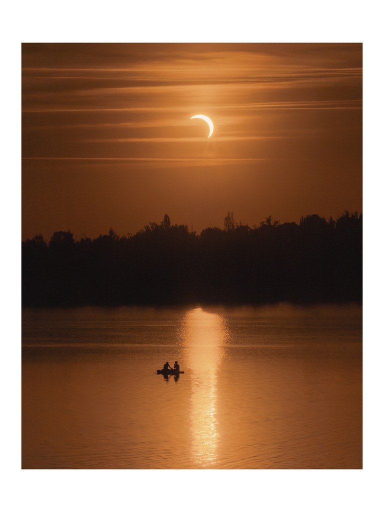 Convergence | Captured during the partial solar eclipse of 12 August 2026 in Germany, Convergence brings time, relation and significance into alignment. Between light and shadow, closeness and distance, fate and chance briefly meet — a quiet fascination with the surreal interplay of connection and scale. - Realisiert mit Pictrs.com