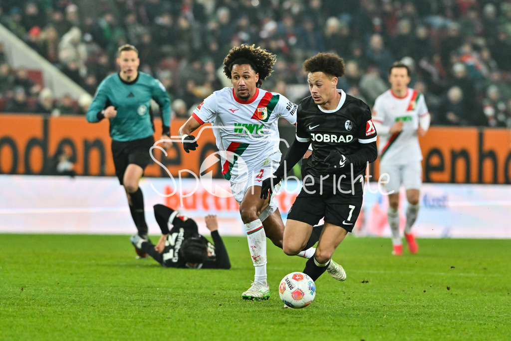 FC Augsburg - SC Freiburg | AUGSBURG, GERMANY - 18. JANUARY: im Duell Han-Noah MASSENGO (FC Augsburg 4) und Derry Lionel SCHERHANT (SC Freiburg 7) während dem Bundesligamatch zwischen dem FC Augsburg und dem SC Freiburg am 18. Spieltag in der WWK-Arena / DFL REGULATIONS PROHIBIT ANY USE OF PHOTOGRAPHS AS IMAGE SEQUENCES AND/OR QUASI-VIDEO