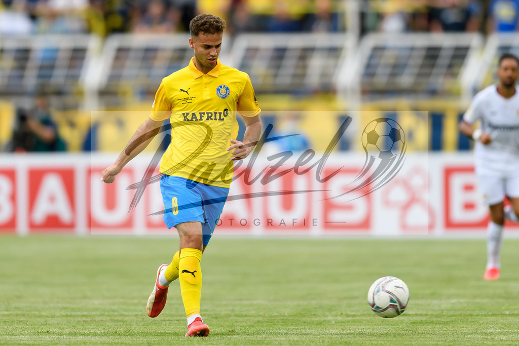 LLELEV20210807_069 | Fussball, Herren: Farid Abderrahmane (1. FC Lokomotive Leipzig) in Aktion, am Ball, Einzelaktion beim Spiel der 1. Runde im DFB-Pokal zwischen 1. FC Lokomotive Leipzig und Bayer 04 Leverkusen im Bruno-Plache-Stadion am 07.08.2021 in Leipzig, Deutschland.DFB / DFL REGULATIONS PROHIBIT ANY USE OF PHOTOGRAPHS AS IMAGE SEQUENCES AND/OR QUASI-VIDEO. - Realisiert mit Pictrs.com
