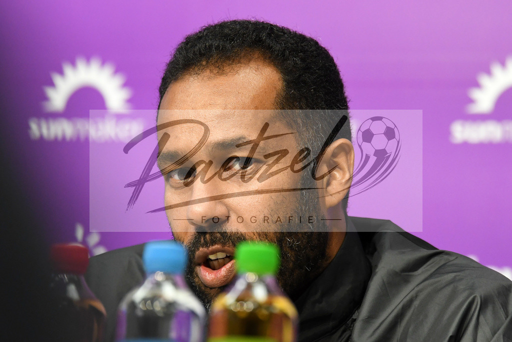 20200304_PKOSNA_0006 | Fussball, Herren: Trainer Daniel Thioune (VfL Osnabrueck) schaut waehrend der Pressekonferenz des VfL Osnabrueck im Presseraum des Stadion an der Bremer Bruecke am 04.03.2020 in Osnabrueck, Deutschland. - Realisiert mit Pictrs.com