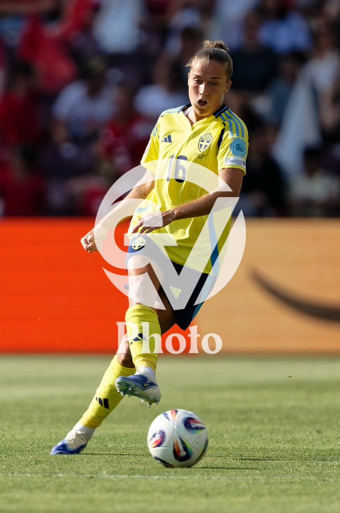 Denmark v Sweden - UEFA Women's EURO 2025 Group C | GENEVA, SWITZERLAND - JULY 4: Filippa Angeldahl of Sweden passes the ball  during the UEFA Womens EURO 2025 Group C match between Denmark and Sweden at Stade de Geneve on July 4, 2025 in Geneva, Switzerland. (Photo by Giuseppe Velletri/Sports Press Photo/Getty Images)