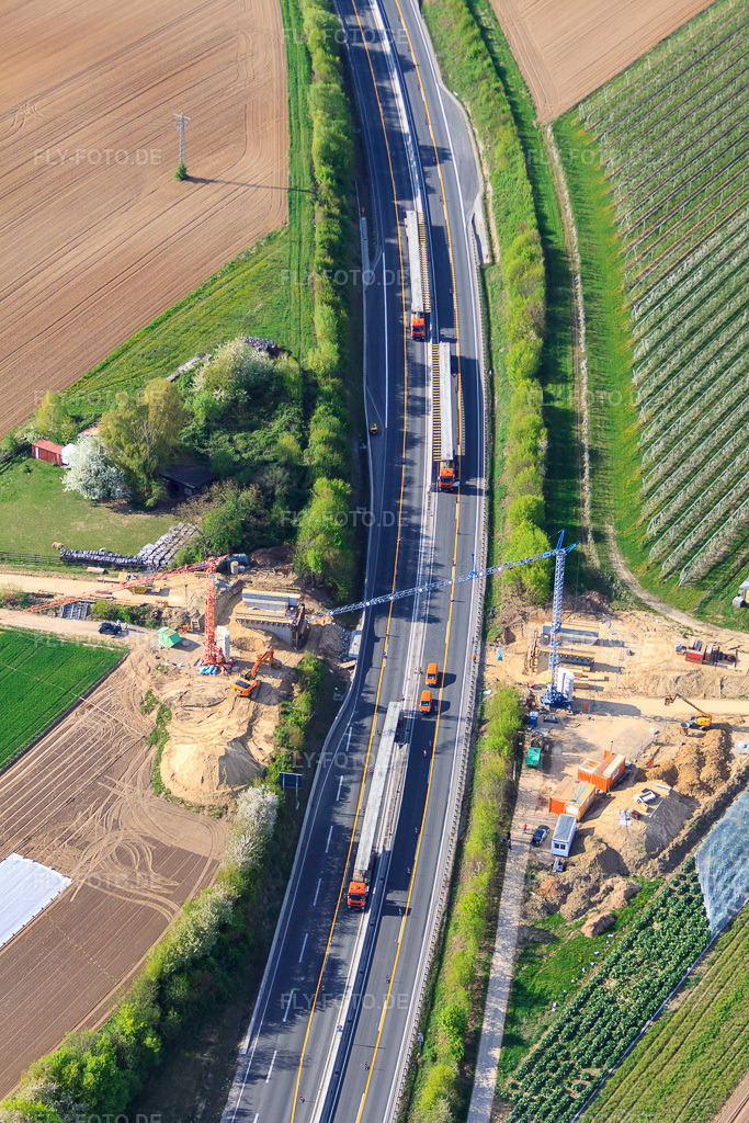 Luftbild: Erneuerung einer Brücke für einen Feldweg über die A65 in Kandel im Bundesland Rheinland-Pfalz in Deutschland. Foto: IMG_39377.jpg vom 09.04.2011 durch Werner Riehm/FLY-FOTO.de