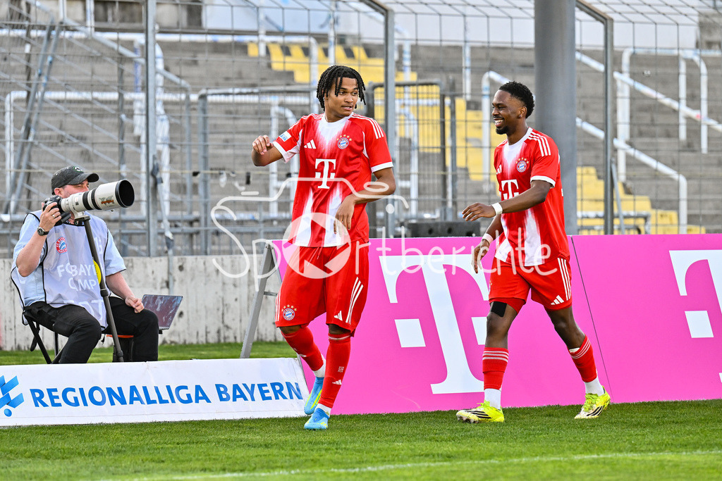 FC Bayern Amateure - SpVgg Ansbach | MUNICH, GERMANY - 17. APRIL: Jubel der Bayern nach dem Treffer zum 1-0 durch Julien YANDA (FC Bayern München II 16) / Tor / Torschuetze / Freude / Happy / während dem Match zwischen den Amateuren des FC Bayern München und der SpVgg Ansbach am 29. Spieltag der Regionalliga Bayern im Grünwalder Stadion