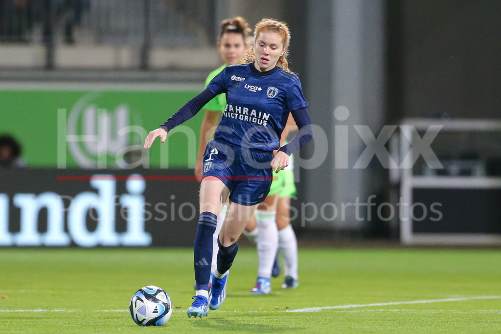 Fussball, UEFA Womens Champions League, VfL Wolfsburg - Paris FC | v.li.: Celina Ould Hocine (Paris FC, 2) am Ball, Einzelbild, Ganzkörper, Aktion, Action, Spielszene