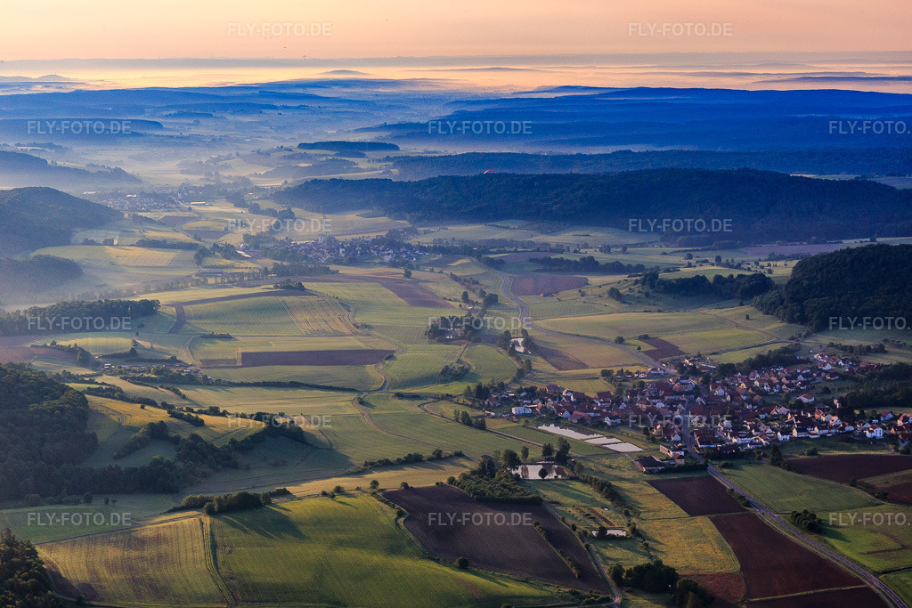 Luftbild: Dorfansicht am Morgen aus Westen im Tal der Rauhe Ebrach im Ortsteil Geusfeld in Rauhenebrach im Bundesland Bayern in Deutschland. Foto: IMG_107211.jpg vom 10.05.2018 durch Werner Riehm/FLY-FOTO.de