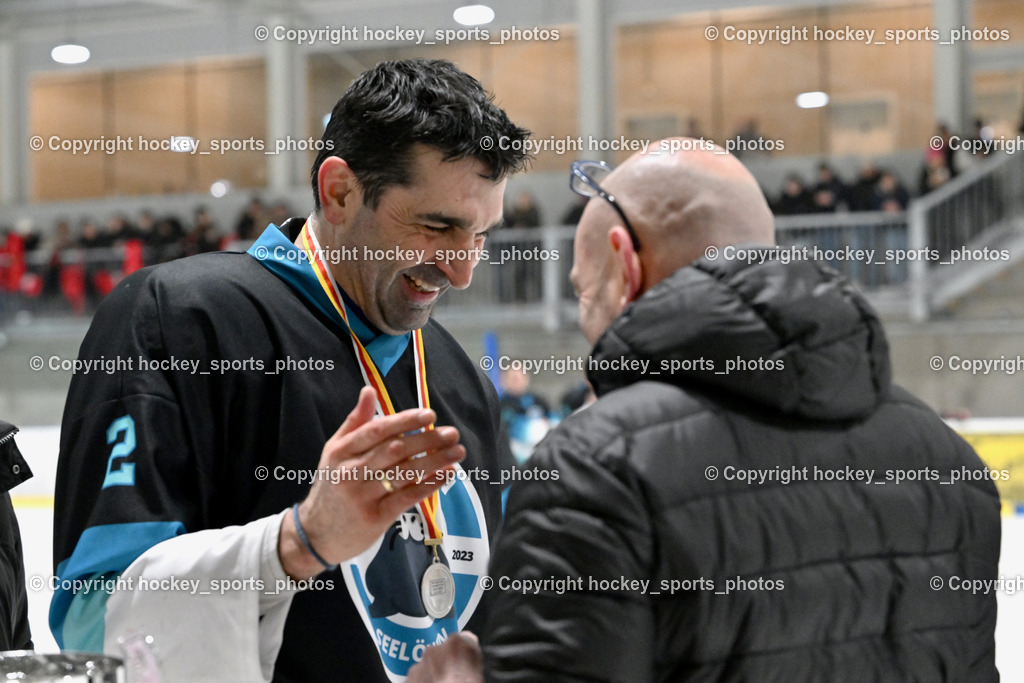 Lendhafen Seelöwen vs. Spartans Althofen | Siegerehrung, #2 Prohaska Gert Lendhafen Seelöwen, Vizepräsident KEHV Herbert Hohenberger, Lendhafen Seelöwen vs. Spartans Althofen, Lendhafen Seelöwen vs. Spartans Althofen am 14.02.2025 in Ferlach (HTC Eishalle Ferlach), Austria, (Photo by Bernd Stefan)
