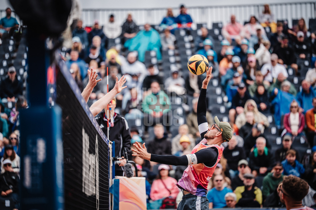 Beachvolleyball | Männer | Deutsche Meisterschaften 2025 Timmendorfer Strand | 05.09.2025 | Benedikt Sagstetter beim Angriff