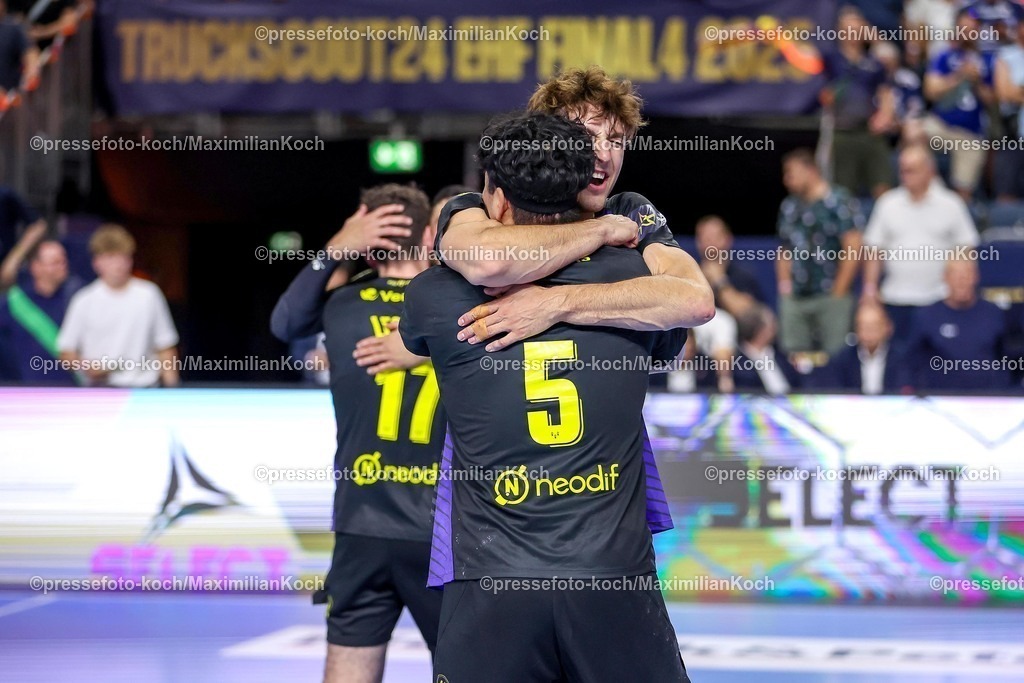 KoeEHF15062501045 | 15.06.2025, Handball, Spiel um Platz 3, TruckScout24 EHF FINAL4, LANXESS arena Köln, HBC Nantes - FC Barcelona: Abschlussjubel nach dem Sieg für Nantes. Die Spieler freuen sich über den 3. Platz und liegen sich jubelnd in den Armen. Shuichi Yoshida (HBC Nantes FRA #05) Thibaud Briet (HBC Nantes FRA #03) 