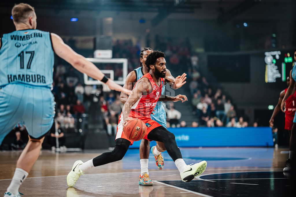 Basketball | Männer | Saison 2024/2025 | BKT EuroCup | Veolia Towers Hamburg vs. Hapoel Bank Yahav Jerusalem | 17.12.2024 | Khadeen Carrington (#3, Hapoel Jerusalem)