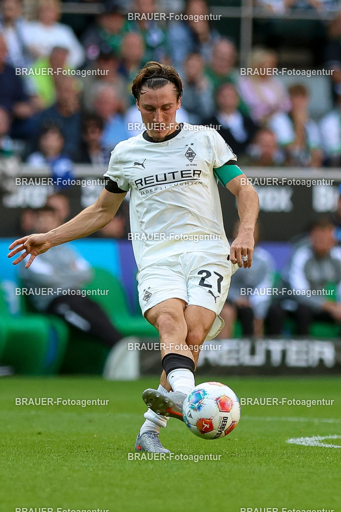 Borussia Mönchengladbach vs Hamburger SV - Bundesliga  | Mönchengladbach, Deutschland, 24.08.25:   Rocco Reitz (Borussia Mönchengladbach) in Aktion am Ball, Einzelaktion waehrend des Spiels der Bundesliga zwischen Borussia Mönchengladbach vs Hamburger SV im Stadion im Borussia Park(Foto von Brauer-Fotoagentur / Adrian Schlueter)
