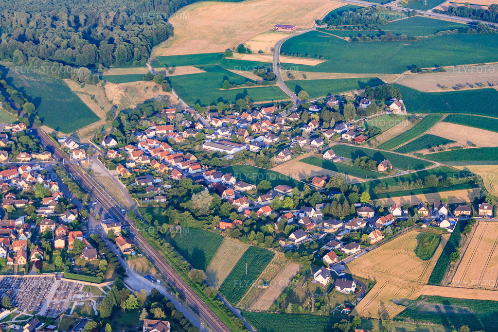 Aerial view: Rue de Schirrhein in Drusenheim in the state Bas-Rhin, France. – Photo: IMG_68020.jpg taken on 06/19/2014 by Werner Riehm/FLY-FOTO.com – Resolution of the original: 4627 x 3085 px