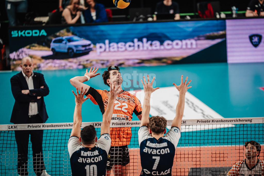 Volleyball | Herren | Saison 2024/2025 | 1. Volleyball Bundesliga Männer | Finale | SVG Lüneburg vs. BERLIN RECYCLING Volleys | 01.05.2025 | Angriff von Jake Hanes (#22, Berlin Recycling Volleys)