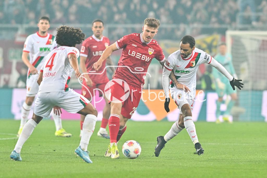 FC Augsburg - VfB Stuttgart | AUGSBURG, GERMANY - 22. MAERZ: im Duell Finn JELTSCH (VfB Stuttgart 29) und Alexis Julian CLAUDE-MAURICE (FC Augsburg 20) während dem Bundesligamatch zwischen dem FC Augsburg und dem VfB Stuttgart am 27. Spieltag in der WWK Arena / DFL REGULATIONS PROHIBIT ANY USE OF PHOTOGRAPHS AS IMAGE SEQUENCES AND/OR QUASI-VIDEO