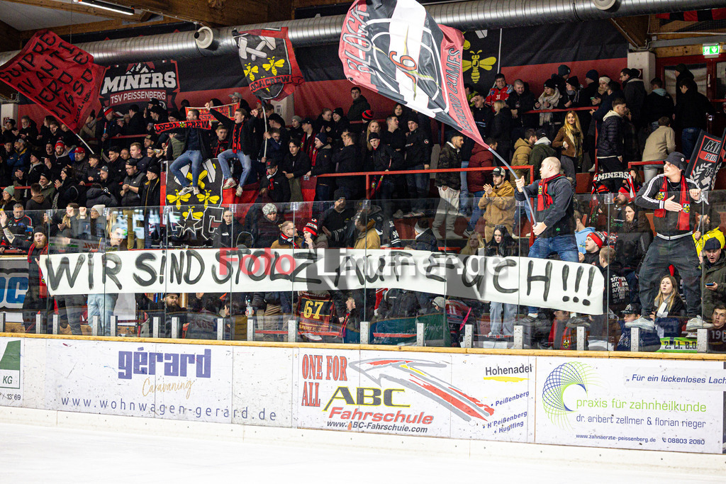 TSV Peißenberg MINERS gegen EHC Königsbrunn PINGUINE | Eishockey Bayernliga Herren Playoffs Viertelfinale 2024/25 - Spiel 6 von 7, TSV Peißenberg MINERS gegen EHC Königsbrunn PINGUINE, 20250221,Fans, Miners Spieler, Wir sind stolz auf euch,2025-02-21 in Peißenberg (Eisstadion Peißenberg)Copyright: WolfgangxLindner foto-lindner.de