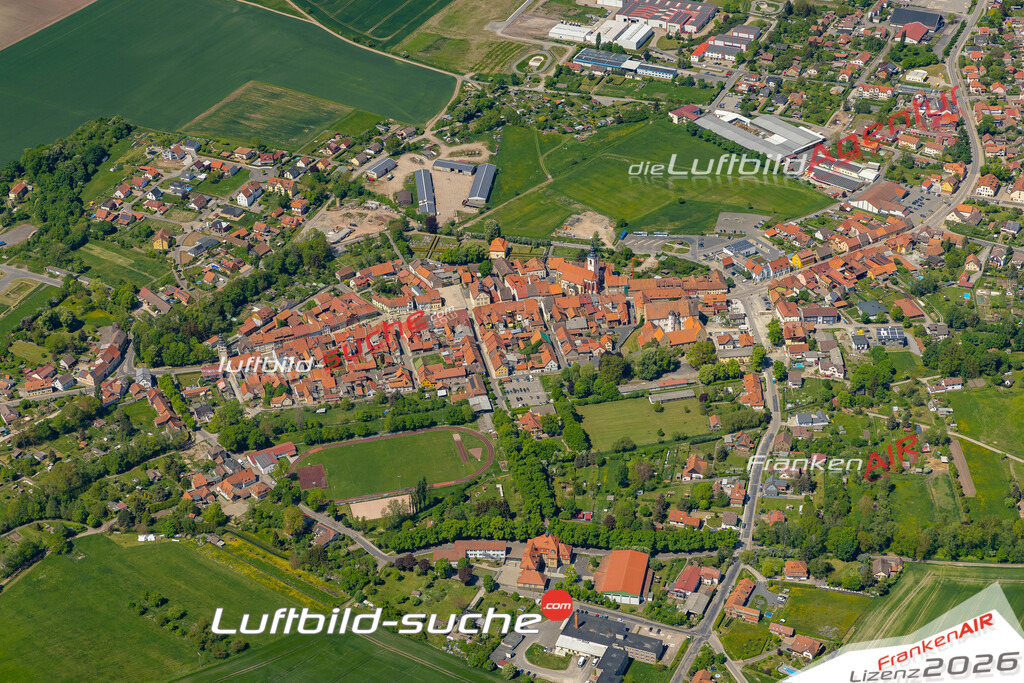 Das Luftbild der Stadt Römhild wurde 2022 vom Flugzeug heraus erstellt (keine Drohnen-Aufnahmen) Aufnahmehöhe ca.450 Meter- hohe Bildauflösung und Druck-Qualität. Garantiert!
