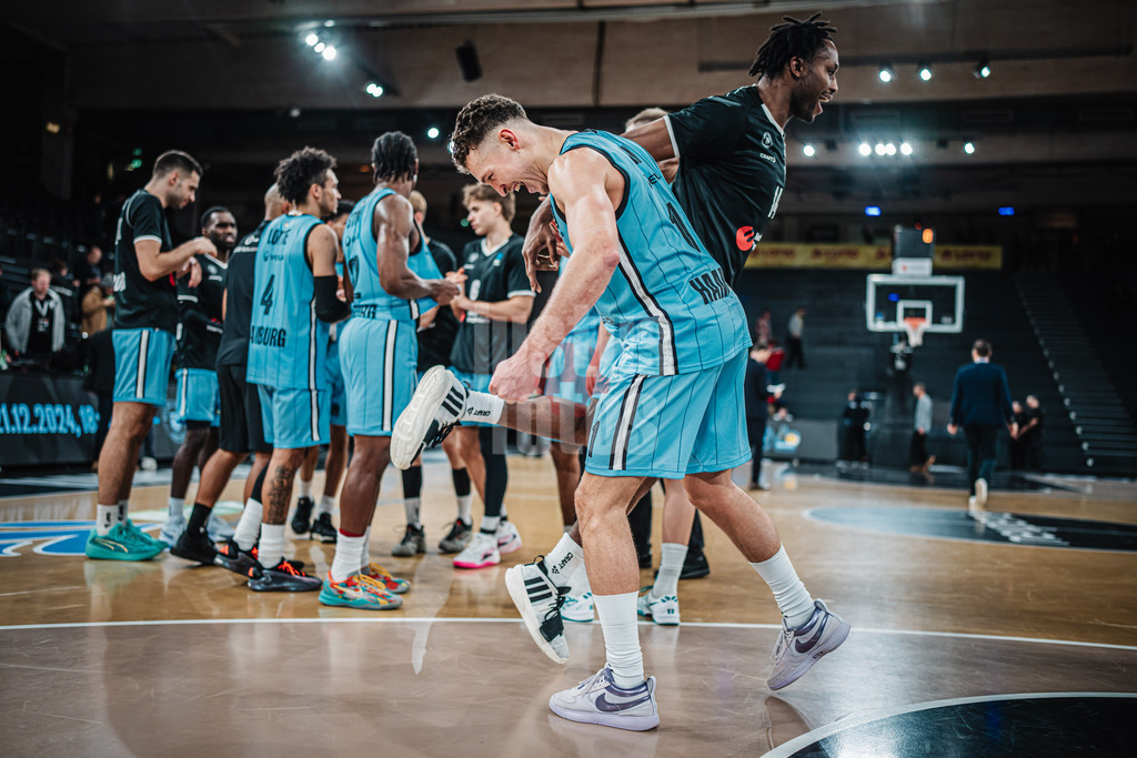 Basketball | Männer | Saison 2024/2025 | BKT EuroCup | Veolia Towers Hamburg vs. Hapoel Bank Yahav Jerusalem | 17.12.2024 | v.l. Camron Reece (#14, Veolia Towers Hamburg) und Brae Ivey (#1, Veolia Towers Hamburg) jubeln nach dem Sieg