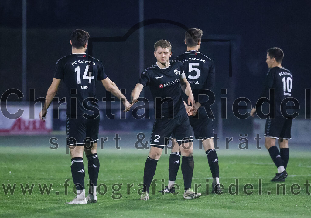 2024-03-15_007_FC_Schwaig_gegen_1_FC_Garmisch-Partenkirchen | Oberding, Deutschland, 15.03.2024:
Fußball, Landesliga Südost 2023 / 2024, 25. Spieltag, FC Schwaig gegen 1. FC Garmisch-Partenkirchen, Endergebnis: 4:0

Johannes Empl (FC Schwaig, #14), Tobias Jell (FC Schwaig, #2), Mario Simak (FC Schwaig, #5), Vincent Sommer (FC Schwaig, #10)

Foto: Christian Riedel / fotografie-riedel.net
