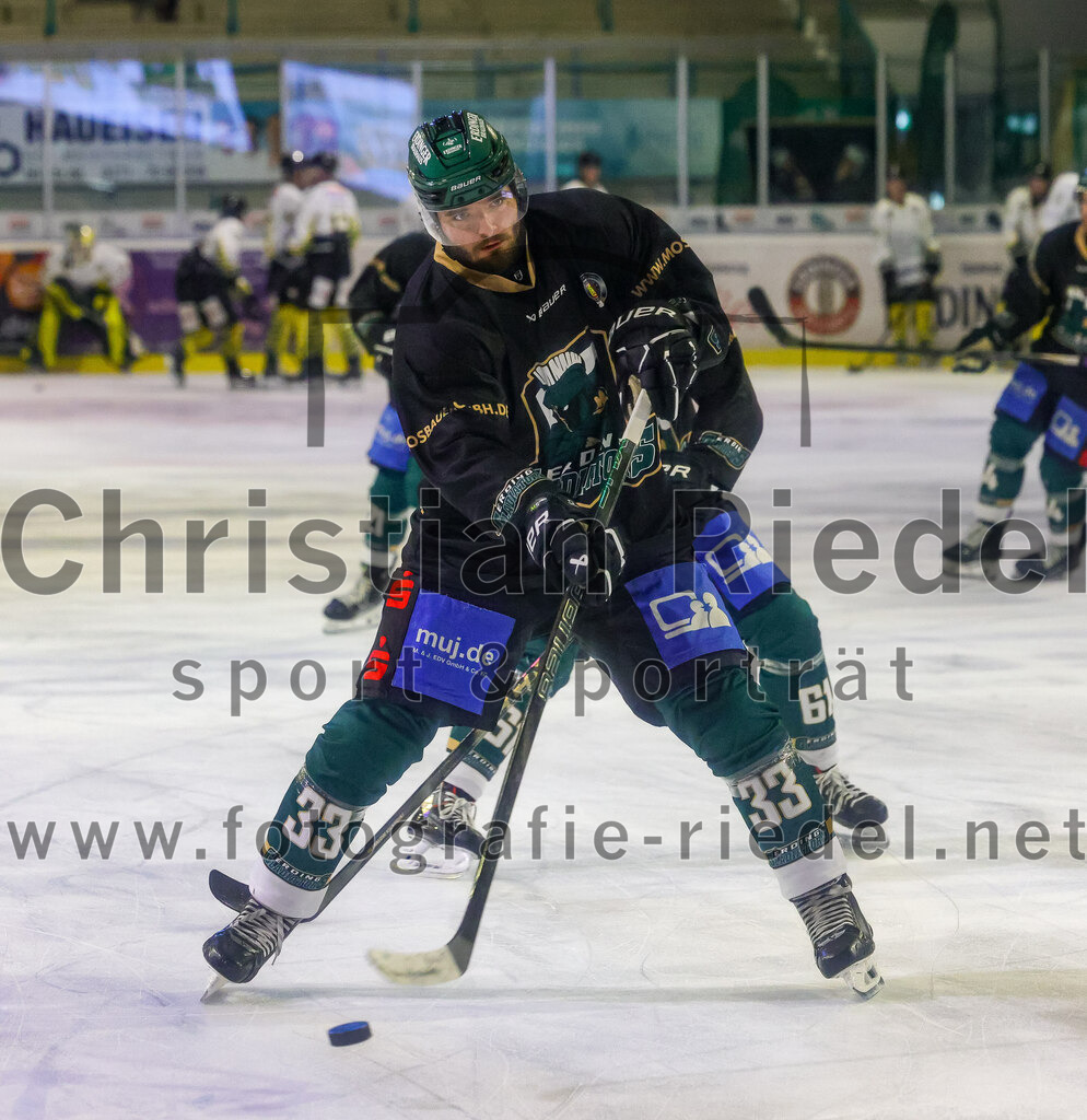 2025-12-28_011_TSV_Erding_gegen_onesto_Tigers_Bayreuth | Erding, Deutschland, 28.12.2025:Eishockey, Oberliga Süd 2025 / 2026, 31. Spieltag, TSV Erding gegen onesto Tigers Bayreuth, Endergebnis: 6:5 n.V.Marc Schmidpeter (Erding Gladiators, #33)Foto: Christian Riedel / fotografie-riedel.net