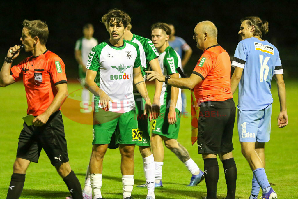 VST Völkermarkt - SVG Bleiburg 2-2, Kärntner Liga 2. Runde | Markus Schlacher (Schiedsrichter) Miha Vidmar (SVG Bleiburg #16) VST Völkermarkt - SVG Bleiburg 2-2 am 08.08.2023 in Völkermarkt
(Lilienberg Arena), Austria, (Photo by Ernst Krawagner sport-fan.at) - Realisiert mit Pictrs.com
