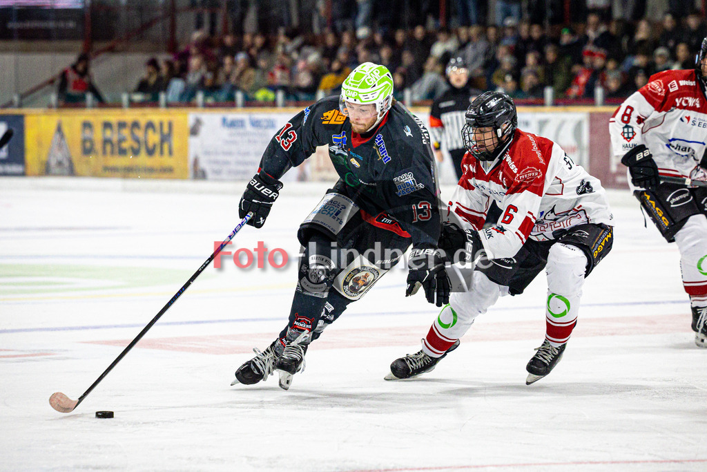 Peißenberg MINERS gegen EHC Königsbrunn | Eishockey Bayernliga 2025/26 Vorrunde 7. Spieltag, Peißenberg MINERS gegen EHC Königsbrunn, 20251102,Zweikampf,2025-11-02 in Peißenberg (flatbuy Arena Peißenberg), Weiland PARRISH (MINERS 13), .Marco STERNHEIMER (EHC 6)Copyright: WolfgangxLindner www.foto-lindner.de