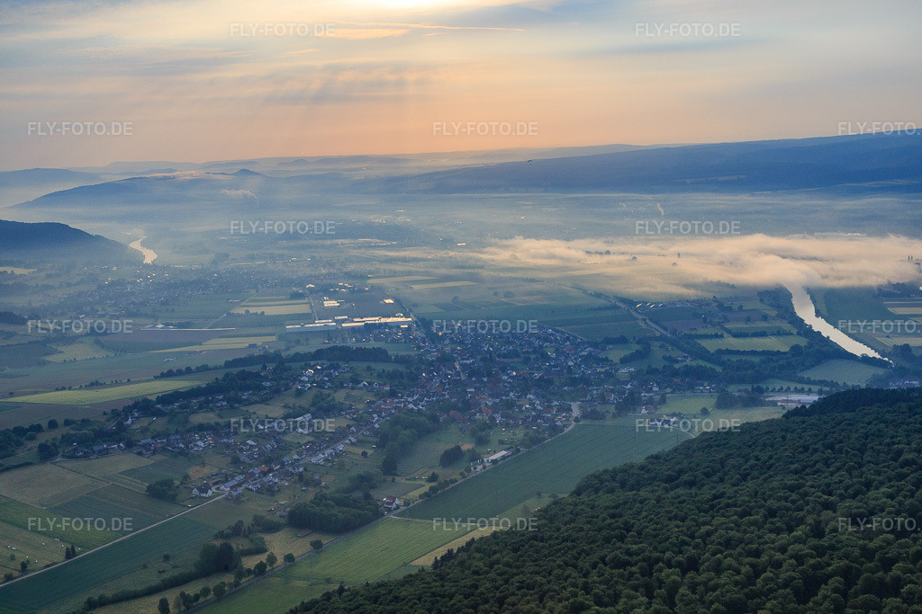 Luftbild: Ortsansicht im Morgennebel von Westen im Ortsteil Albaxen in Höxter im Bundesland Nordrhein-Westfalen in Deutschland. Foto: IMG_079653.jpg vom 25.05.2015 durch Werner Riehm/FLY-FOTO.de