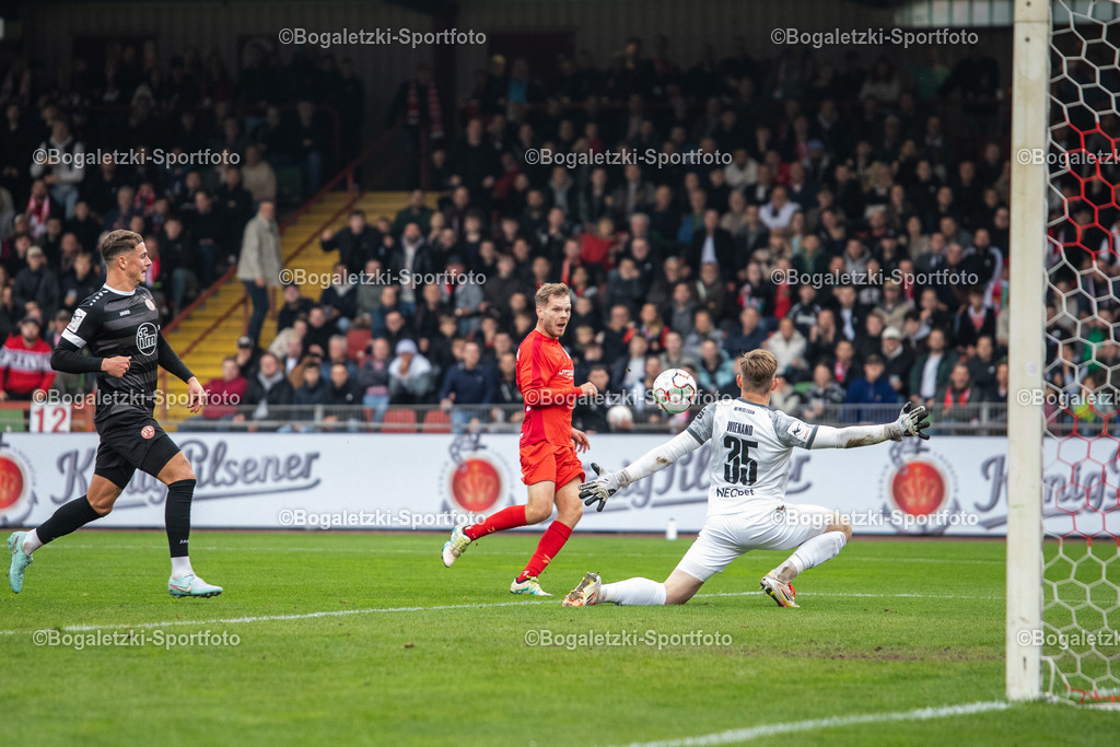 Luca Schlax zum 1:1 | 11.10.2025, Fußball, Niederrheinpokal, Rot-Weiß Oberhausen - Rot-Weiss Essen: Luca Schlax (Rot-Weiß Oberhausen #21) überwindet Felix Wienand (Rot-Weiss Essen #35) zum 1:1 - Realisiert mit Pictrs.com