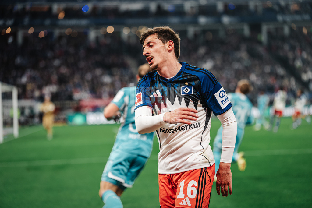 Fußball | Männer | Saison 2025/2026 | 1. Fußball-Bundesliga | 31. Spieltag | Hamburger SV vs. TSG Hoffenheim | 25.04.2026 | Giorgi Gocholeishvili (#16, HSV) ärgert sich