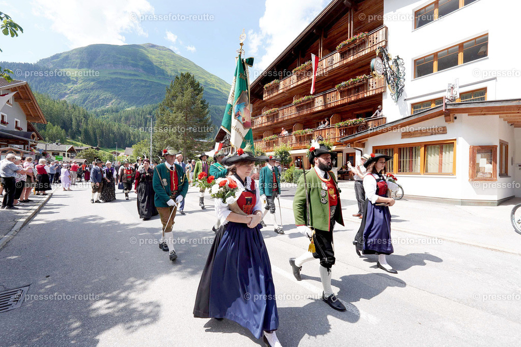 el-news-2023-Juli23-Regimentsschuetzenfest-UMZUG_DORF-ww-DSC02335 | Info aus dem Bezirk Reutte/Ausserfern Tirol sowie eine umfangreiche Bilddatenbank über die gesamte Region: Lechtal, Talkessel Reutte, Tannheimertal, Zwischentoren. Lech, Plansee, Zugspitze, Grenztunnel, B179, Fernpassstraße, Verkehr, Lawinen, Tradition, - Realisiert mit Pictrs.com