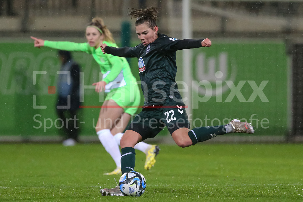 Fussball, DFB-Pokal Frauen, VfL Wolfsburg - SV Werder Bremen | v.li.: Rieke Dieckmann (SV Werder Bremen, 22) am Ball, Einzelbild, Ganzkörper, Aktion, Action, Spielszene, DIE DFB-RICHTLINIEN UNTERSAGEN JEGLICHE NUTZUNG VON FOTOS ALS SEQUENZBILDER UND/ODER VIDEOÄHNLICHE FOTOSTRECKEN. DFB REGULATIONS PROHIBIT ANY USE OF PHOTOGRAPHS AS IMAGE SEQUENCES AND/OR QUASI-VIDEO.