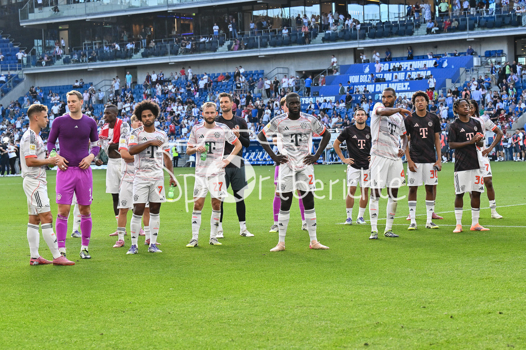 TSG 1899 Hoffenheim - FC Bayern München | Die Spieler der Bayern feiern nach dem Sieg in Hoffenheim mit ihren Fans, Serge GNABRY (FC Bayern Muenchen 7), Luis DIAZ (FC Bayern München 14), Sven ULREICH (FC Bayern München 26), Konrad LAIMER (FC Bayern Muenchen 27), Joshua KIMMICH (FC Bayern Muenchen 6), Dayot UPAMECANO (FC Bayern Muenchen 2), Leon GORETZKA (FC Bayern Muenchen 8), Jonathan TAH (FC Bayern Muenchen 4), Aleksandar PAVLOVIC (FC Bayern Muenchen 45) / Bundesliga: TSG 1899 Hoffenheim - FC Bayern München; PreZero-Arena am 20.09.2025 / DFL REGULATIONS PROHIBIT ANY USE OF PHOTOGRAPHS AS IMAGE SEQUENCES AND/OR QUASI-VIDEO
