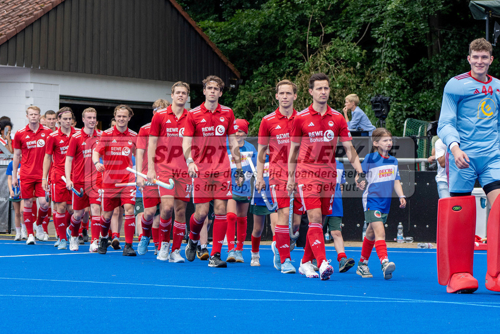 Final4_20250601-1333-HK108502 | Krefeld, Deutschland, 01.06.2025:  Feldhockey Final4 2025 – „Deutsche Feldhockey-Meisterschaften 2025“ Crefelder HTC - Rot-Weiss Köln (Finale Herren) im Gerd-Wellen-Hockeyanlage am 01.06.2025 in Krefeld, Deutschland. (Foto von Kramhöller/Fehrmann/Kaste)Krefeld, Germany, 01.06.2025: Feldhockey Final4 2025 – „Deutsche Feldhockey-Meisterschaften 2025“ Harvestehuder HTC - Düsseldorfer HC (Finale Damen) in Gerd-Wellen-Hockeyanlage at 01.06.2025 in Krefeld, Deutschland. (Foto from Kramhöller/Fehrmann/Kaste)