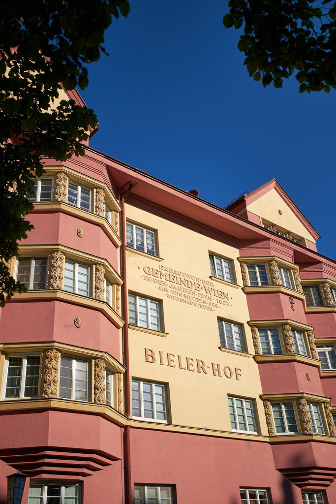 Wohnanlage Bieler-Hof Frontansicht | Wien, Austria - April 26, 2020: Wohnanlage Bieler-Hof Frontansicht. - Realisiert mit Pictrs.com