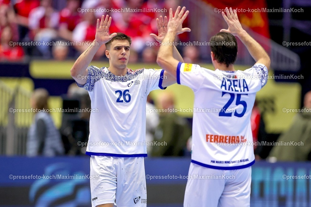 EHF18012601087 | 18.01.2026, Handball, Men's EHF EURO 2026, Portugal - Nordmazedonien, Jyske Bank Boxen in Herning, Dänemark, Preliminary Round:  Francisco Mota Costa (Portugal #26) jubelnd neben  Antonio Antunes Baeta Rodrigues Areia (Portugal #25) 
