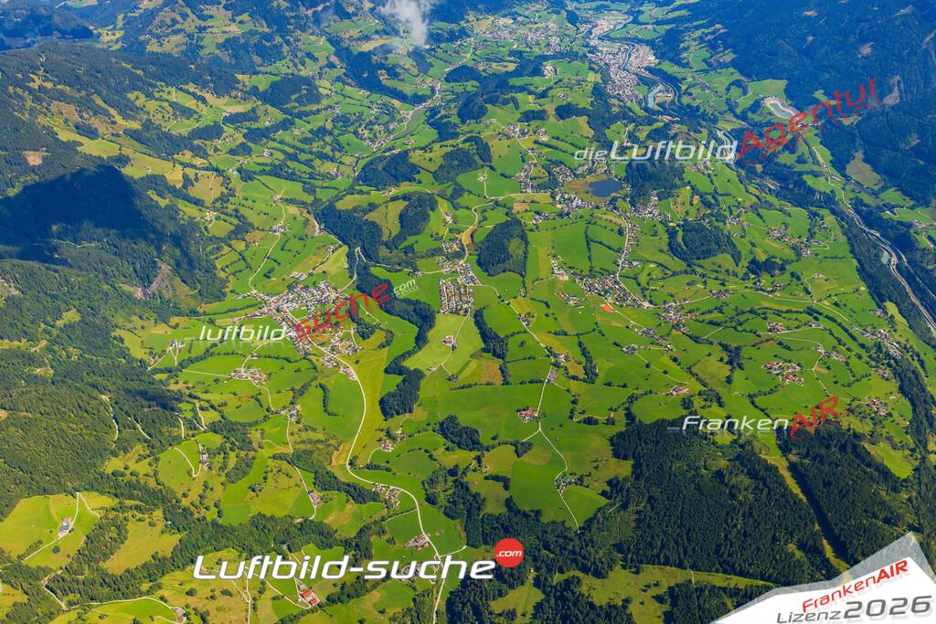 Luftaufnahme der Stadt Goldegg im Pongau - Die Luftaufnahme wurde 2025 vom UL-Flugzeug heraus erstellt ( keine Drohne ) - Hochauflösende Luftaufnahme - für professionelle Ausdrucke geeignet. Die Geschenkidee !Mit Lizenz und Bildrechte bestellbar