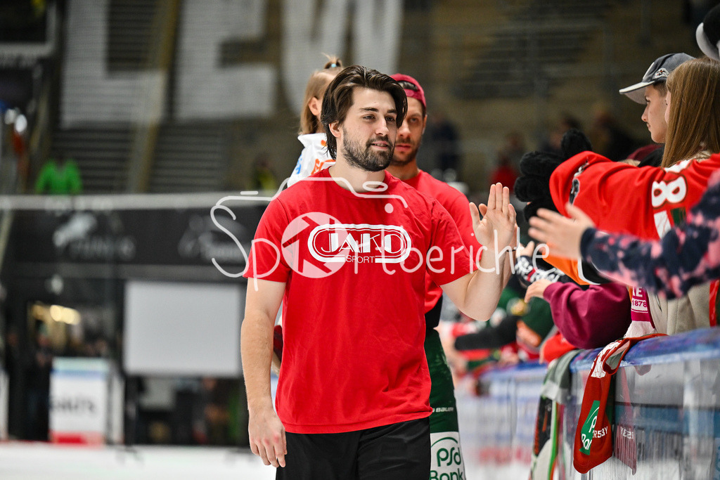 Augsburger Panther - Eisbären Berlin | AUGSBURG, GERMANY - 27. JANUARY: die Mannschaft der Panther feiert zusammen mit den Fans den 2-1 Heimsieg gegen Berlin nach dem Match zwischen den Augsburger Panthern und den Fischtown Pinguins am 43. Spieltag der Penny DEL im Curt Frenzel Stadion - David FARRANCE (Augsburger Panther 4)